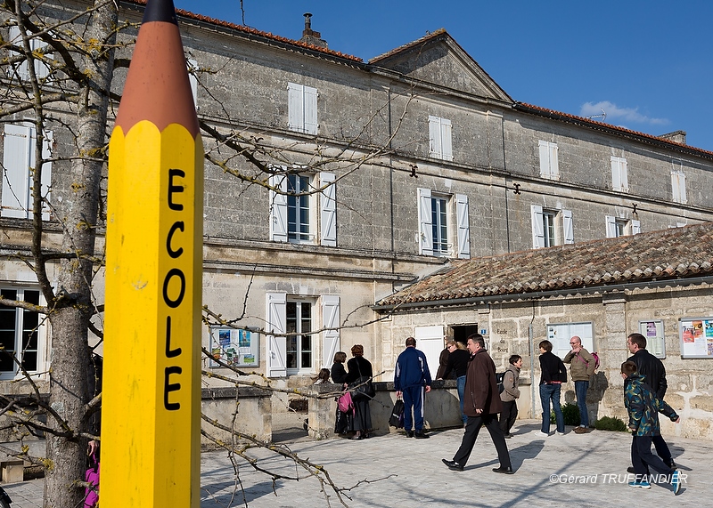 école primaire, géant crayon jaune avec écrit école