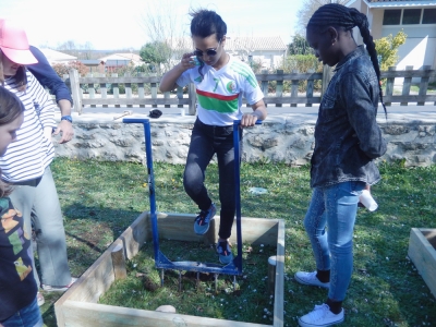 Création des bacs à légumes par le Conseil Municipal des Jeunes de Soyaux