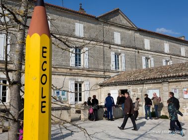 école primaire, géant crayon jaune avec écrit école