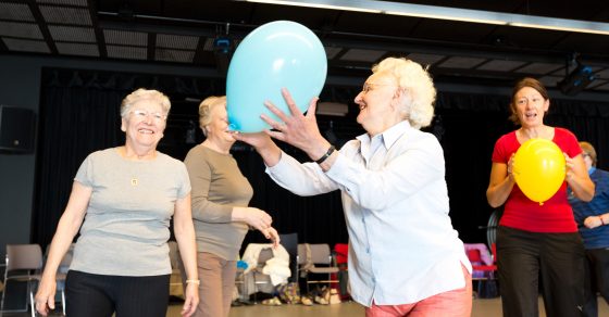 ateliers forme, une dame âgée tient un ballon bleu dans ses mains